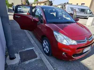 Begagnad Citroën C3 Exclusive 68 HK (50 kW) 2015 Röd Sedan