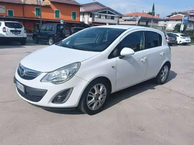 Usata Opel Corsa Edition 86 CV (63 kW) 2012 Bianco pastello Utilitaria