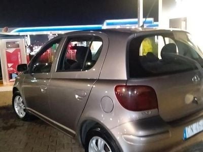 Usata Toyota Yaris 75 CV (55 kW) 2004 Grigio Utilitaria
