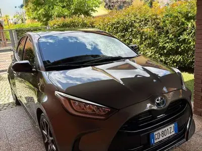 Usata Toyota Yaris Hybrid Lounge 92 CV (67 kW) 2021 Berlina
