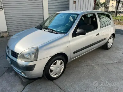 Usata Renault Clio II Luxe 75 CV (55 kW) 2005 Grigio Berlina