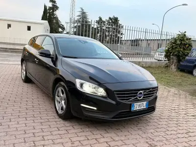 Käytetty Volvo V60 Kinetic 115 HP (84 kW) 2015 Musta Farmari