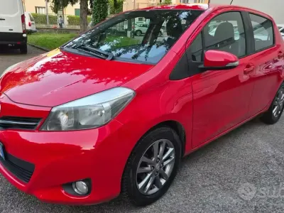 Begagnad Toyota Yaris Lounge 69 HK (50 kW) 2014 Röd Halvkombi
