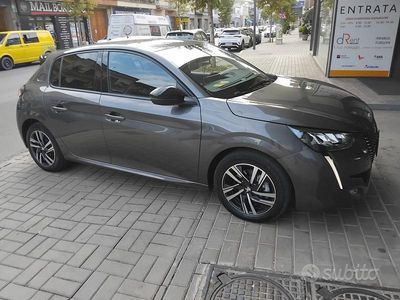 Usata Peugeot 208 Allure 101 CV (74 kW) 2023 Grigio Utilitaria