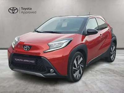 Usata Toyota Aygo X Lounge 72 CV (52 kW) 2022 Chili red & black SUV