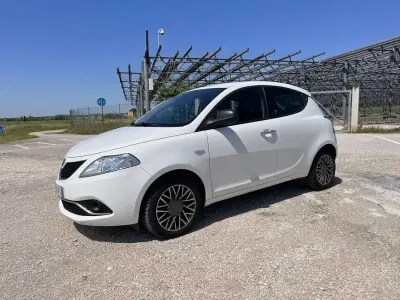 Usata Lancia Ypsilon Silver 69 CV (50 kW) 2016 Bianco Utilitaria