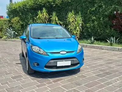 Usata Ford Fiesta Titanium 92 CV (67 kW) 2010 Bluazzurro Berlina