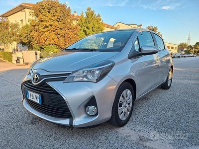 Argento Usata 2015 Toyota Yaris Active Berlina | 9900 € (Buon prezzo)
