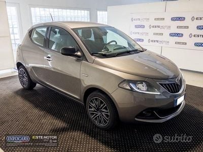 Usata Lancia Ypsilon Gold 70 CV (51 kW) 2023 Grigio metallizzato Utilitaria