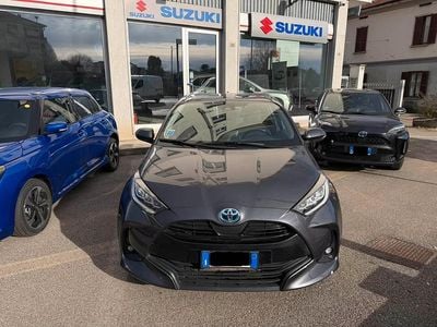 Begagnad Toyota Yaris Hybrid Trend 92 HK (67 kW) 2022 Grå Sedan