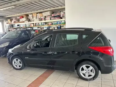 Käytetty Peugeot 207 Access 70 HP (51 kW) 2011 Musta Sedan