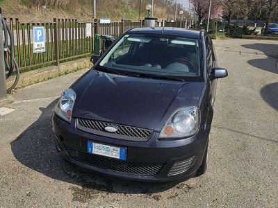 Occasion Ford Fiesta Ghia 58 ch (42 kW) 2007 Gris Citadine