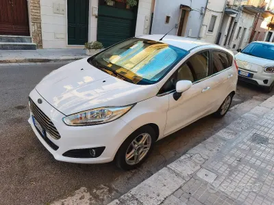 Usata Ford Fiesta Titanium 75 CV (55 kW) 2014 Bianco Utilitaria