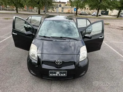 Usata Toyota Yaris Sol 100 CV (73 kW) 2011 Nero Utilitaria