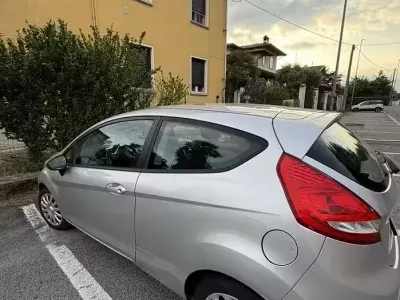 Usata Ford Fiesta 82 CV (60 kW) 2011 Grigio