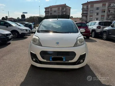 Gebraucht Peugeot 107 Urban Move 68 PS (50 kW) 2012 Weiß Kleinwagen