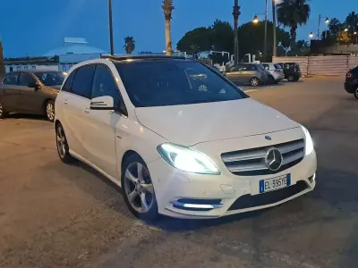 Usata Mercedes B180 Premium 109 CV (80 kW) 2012 Bianco Monovolume