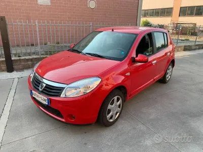 Usata Dacia Sandero 72 CV (52 kW) 2009 Rosso Berlina