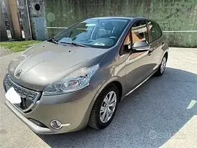 Usata Peugeot 208 68 CV (50 kW) 2014 Grigio Utilitaria