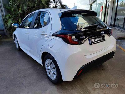 Usata Toyota Yaris Hybrid Active 92 CV (67 kW) 2022 Bianco Berlina