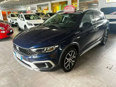 Usata Fiat Tipo Cross 101 CV (74 kW) 2022 Blu mediterraneo Berlina
