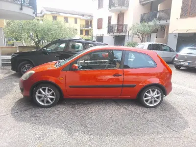 Usata Ford Fiesta 75 CV (55 kW) 2006 Rosso Utilitaria