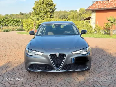 Usata Alfa Romeo Giulia 150 CV (110 kW) 2018 Grigio Berlina