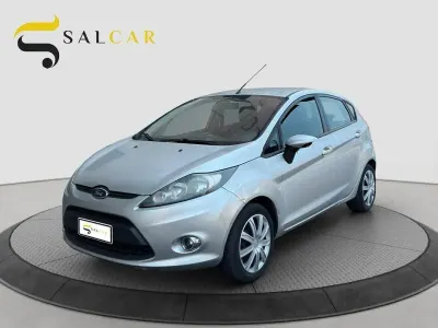 Usata Ford Fiesta 82 CV (60 kW) 2012 Argento Utilitaria