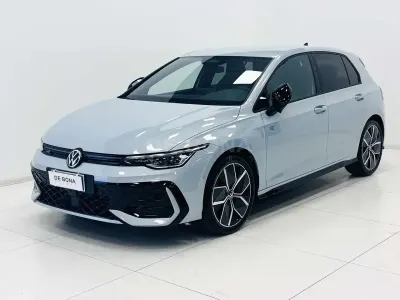 Nuova VW Golf VIII R 150 CV (110 kW) 2026 Crystal ice blue metallizzato Berlina