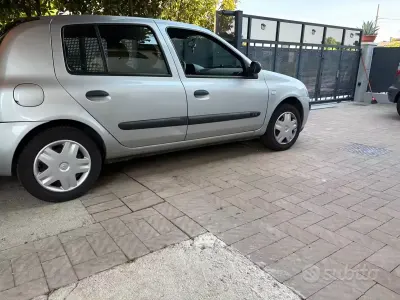 Usata Renault Clio II 58 CV (42 kW) 2005 Grigio Berlina