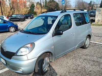 Usata Toyota Yaris Verso Sol 86 CV (63 kW) 2002 Grigio Monovolume