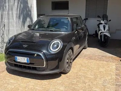 Usata Mini Cooper SE 75 kW (102 CV) 2022 Nero Utilitaria