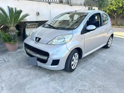 Usata Peugeot 107 68 CV (50 kW) 2010 Grigio Utilitaria