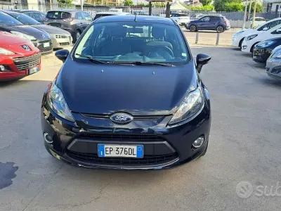 Usata Ford Fiesta 60 CV (44 kW) 2012 Nero Berlina