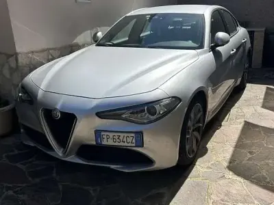 Usata Alfa Romeo Giulia 150 CV (110 kW) 2018 Argento Berlina