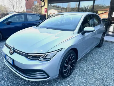 Usata VW Golf VIII Life 116 CV (85 kW) 2022 Argento Berlina