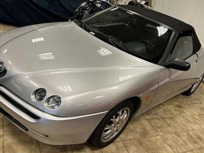 Begagnad Alfa Romeo Spider 144 HK (105 kW) 1999 Silver Cab