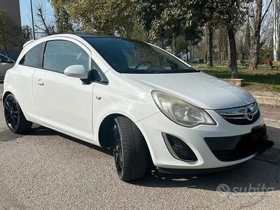Begagnad Opel Corsa 85 HK (62 kW) 2012 Vit Halvkombi