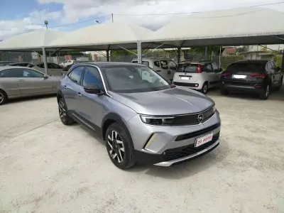 Usata Opel Mokka Elegance 110 CV (80 kW) 2022 Bicol argento/tetto nero SUV