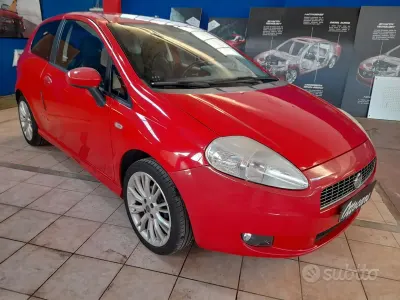Usado Fiat Grande Punto Emotion 95 CV (69 kW) 2007 Rojo Utilitario
