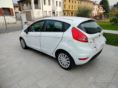 Usata Ford Fiesta 68 CV (50 kW) 2010 Bianco Berlina