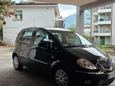Begagnad Lancia Musa 77 HK (56 kW) 2010 Svart Minibuss
