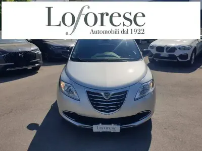 Usata Lancia Ypsilon Gold 69 CV (50 kW) 2015 Argento metallizzato Utilitaria