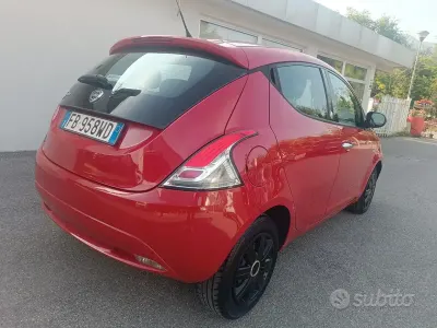 Usata Lancia Ypsilon Gold 69 CV (50 kW) 2016 Rosso Utilitaria
