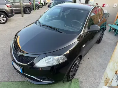 Begagnad Lancia Ypsilon 69 HK (50 kW) 2017 Svart Halvkombi