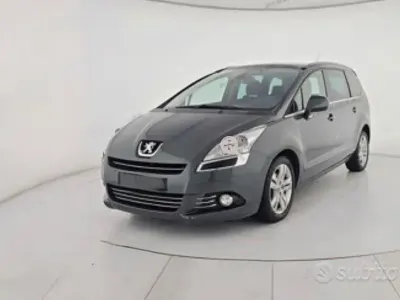 Usado Peugeot 5008 112 CV (82 kW) 2012 Gris Monovolumen