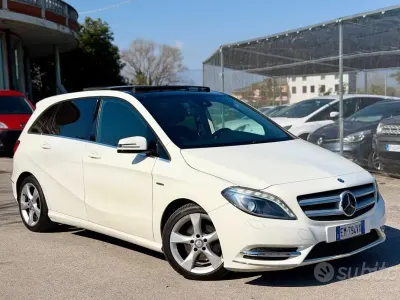 Käytetty Mercedes B180 Premium 109 HP (80 kW) 2012 Valkoinen Tila-auto