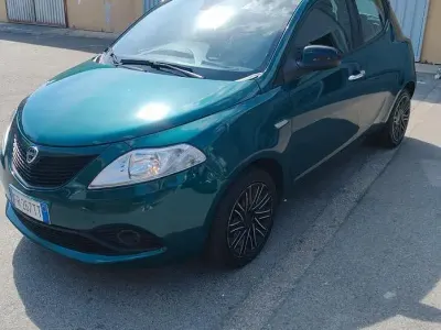 Usata Lancia Ypsilon Platinum 69 CV (50 kW) 2018 Verde Utilitaria