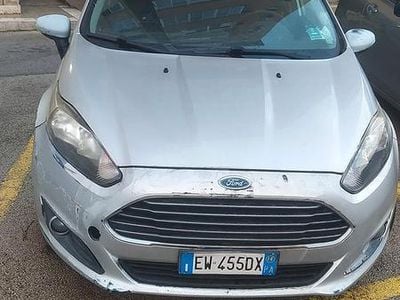 Usata Ford Fiesta 80 CV (58 kW) 2015 Grigio Berlina