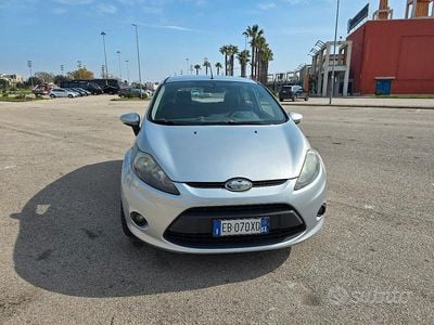 Usata Ford Fiesta 68 CV (50 kW) 2010 Grigio Utilitaria